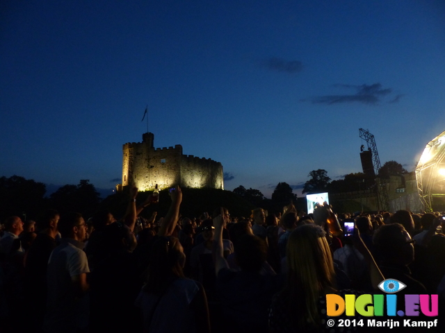 FZ006508 Crowd at Cardiff Castle